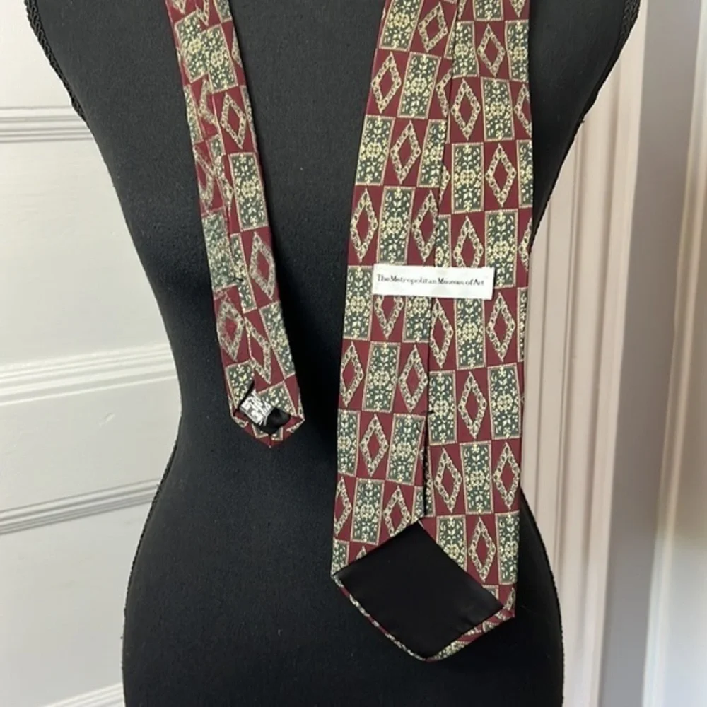 THE‎ METROPOLITAN MUSEUM OF ART SILK TIE